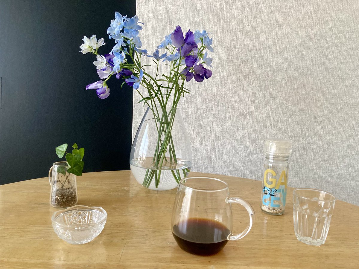 suzu_bleu's tweet photo. 家にお花があるのいい、今週はデルフィニウムとスイートピー
CHO CO PA CO CHO CO QUIN QUINを聴いてる、永遠にボーッとしそう
・
#コーヒーのある暮らし https://t.co/2f3Ux85HJq
