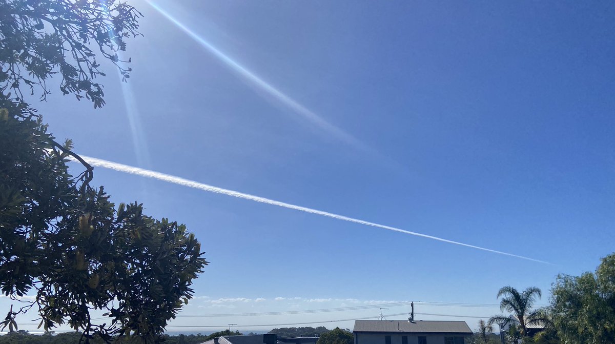 Lovely day on the Bellarine Peninsula, light breeze, mid 20s, bay glistening and then the Qantas flight from Jburg to Sydney flys in and drops a smoke trail my old HR would have been put off the road for, I just don’t understand why, now this shit will spread over the landscape.