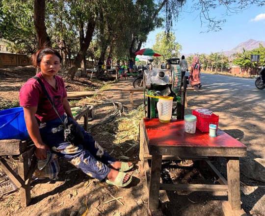 DynastyDoungel's tweet photo. This is the story of Mrs. Lhingneilam, wife of the late Jangkholun, who was mercilessly killed by Arambai Tenggol and UNLF at Thangbuh on July 16, 2023. They had envisioned a wonderful and bright future with their children. Unfortunately, @NBirenSingh's actions against the Kuki-Zo community, which amounted to genocide, turned their lives upside down. She’s now supporting her children by selling sugarcane juice near DC Office, CCp. Dear Honorable Home Minister @AmitShah ji, will you still say this is her fault?
@PMOIndia @HMOIndia @the_hindu @JPNadda @INCIndia @BJP4India @rashtrapatibhvn @RajBhavManipur