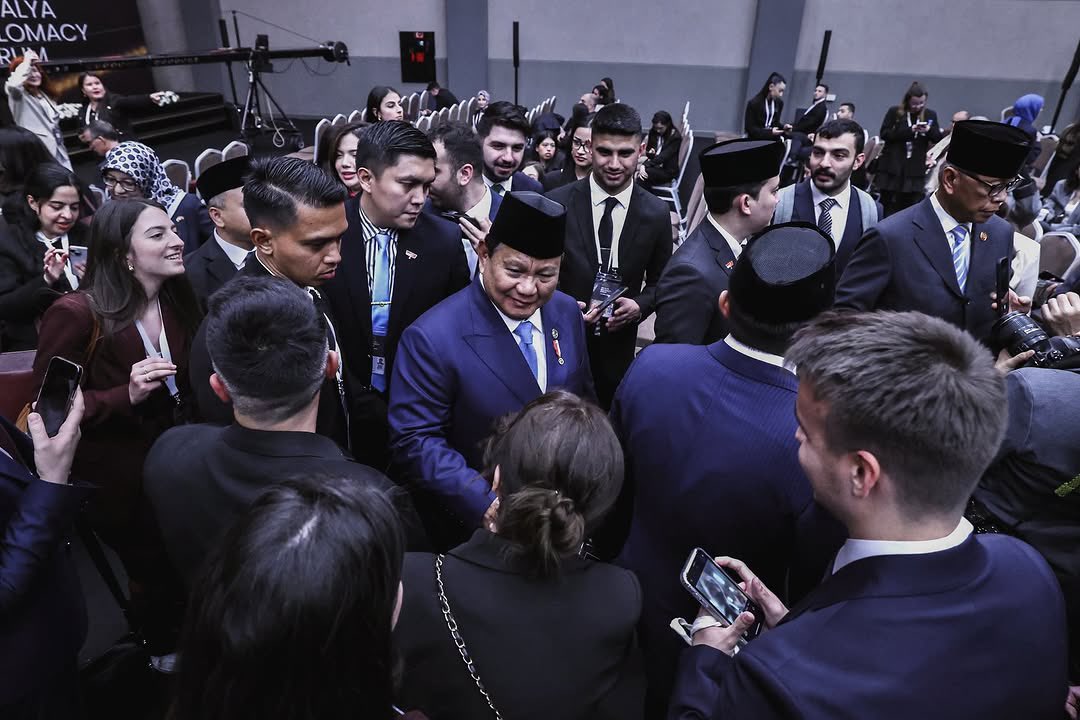 prabowo's tweet photo. Satu-satunya jalan bagi kita adalah bekerja sama dan saling menghormati. Saya selalu mengedepankan kolaborasi, terlepas dari berbagai konflik teritorial yang muncul sebagai konsekuensi sejarah panjang kolonialisme dan imperialisme. Setelah melalui masa perjuangan, negara-negara di kawasan berhasil meraih kemerdekaannya—meskipun dengan batas-batas yang belum sepenuhnya jelas, dan kini menjadi warisan yang harus kita selesaikan bersama.

Namun demikian, kita berhasil dalam bekerja sama. Inilah pendekatan yang saya yakini: marilah kita bekerja untuk mencapai kemakmuran bersama. Setiap bangsa, setiap negara, dan setiap agama di dunia mendambakan hal yang sama—kehidupan, kebebasan, dan kesempatan untuk meraih kebahagiaan.

Tidak akan ada kemakmuran tanpa perdamaian. Inilah pendekatan yang saya junjung tinggi.

Antalya Diplomatic Forum, Antalya,
Republik Turkiye, 11 April 2025.