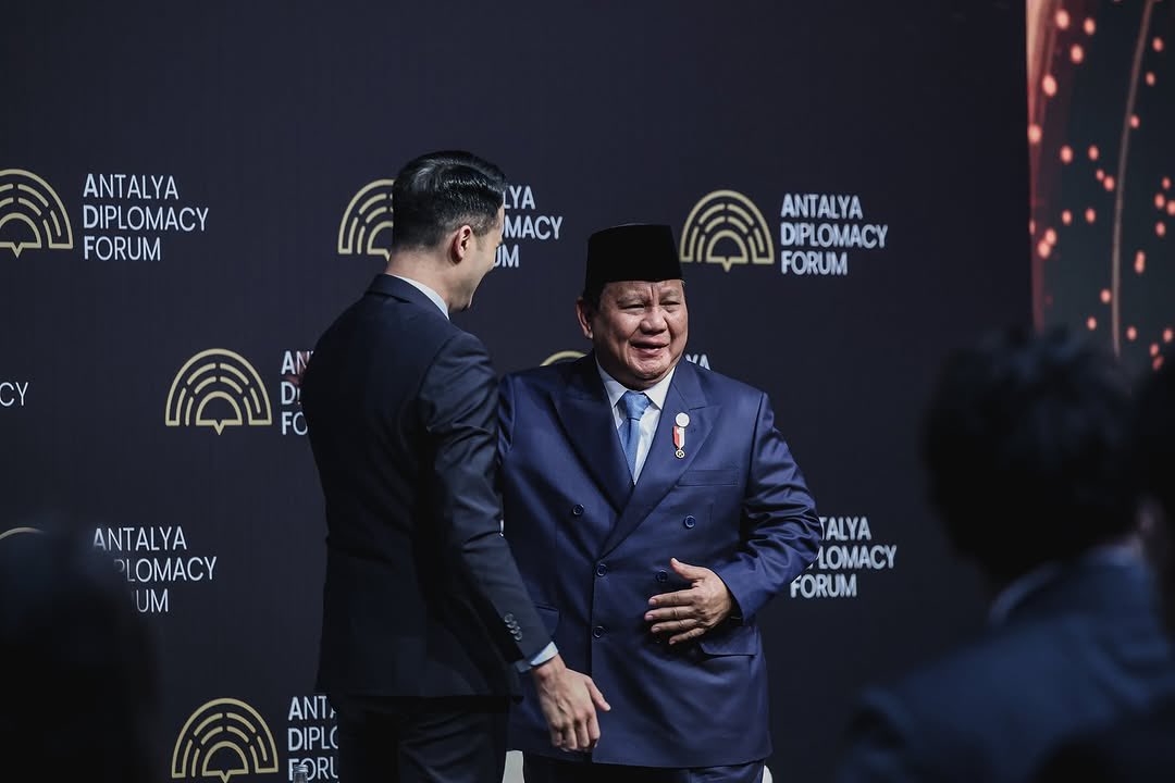 prabowo's tweet photo. Satu-satunya jalan bagi kita adalah bekerja sama dan saling menghormati. Saya selalu mengedepankan kolaborasi, terlepas dari berbagai konflik teritorial yang muncul sebagai konsekuensi sejarah panjang kolonialisme dan imperialisme. Setelah melalui masa perjuangan, negara-negara di kawasan berhasil meraih kemerdekaannya—meskipun dengan batas-batas yang belum sepenuhnya jelas, dan kini menjadi warisan yang harus kita selesaikan bersama.

Namun demikian, kita berhasil dalam bekerja sama. Inilah pendekatan yang saya yakini: marilah kita bekerja untuk mencapai kemakmuran bersama. Setiap bangsa, setiap negara, dan setiap agama di dunia mendambakan hal yang sama—kehidupan, kebebasan, dan kesempatan untuk meraih kebahagiaan.

Tidak akan ada kemakmuran tanpa perdamaian. Inilah pendekatan yang saya junjung tinggi.

Antalya Diplomatic Forum, Antalya,
Republik Turkiye, 11 April 2025.