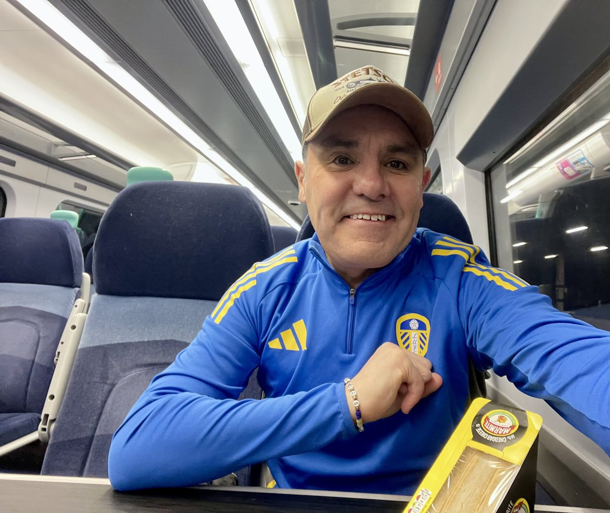 Preston (H)5:02AM  start from Ramsgate and another early KO, thanks again Sky😡 Been a month,too long, since my last game so itching to get back up there. Final push now  and hoping for a repeat of Tuesdays display. Kop today with a few of my faves 🤍💛💙#LUFC #LeedsUnited