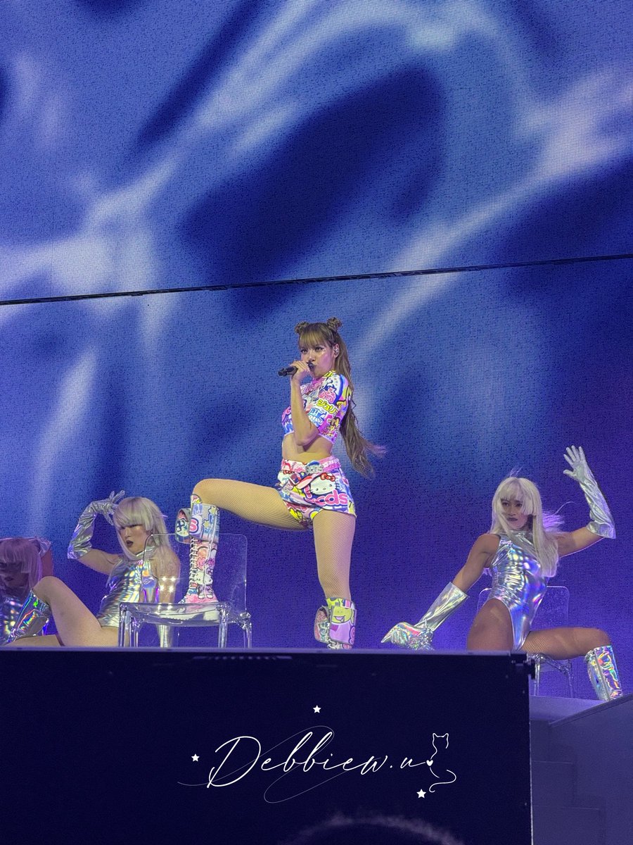 debbiew_u's tweet photo. Babe LISA is so sexy and amazing tonight😍⚡️🤍

THAICONIC LISA COACHELLA
#LISACHELLA
#Coachella2025 🍿 https://t.co/EGQVDuuNHN