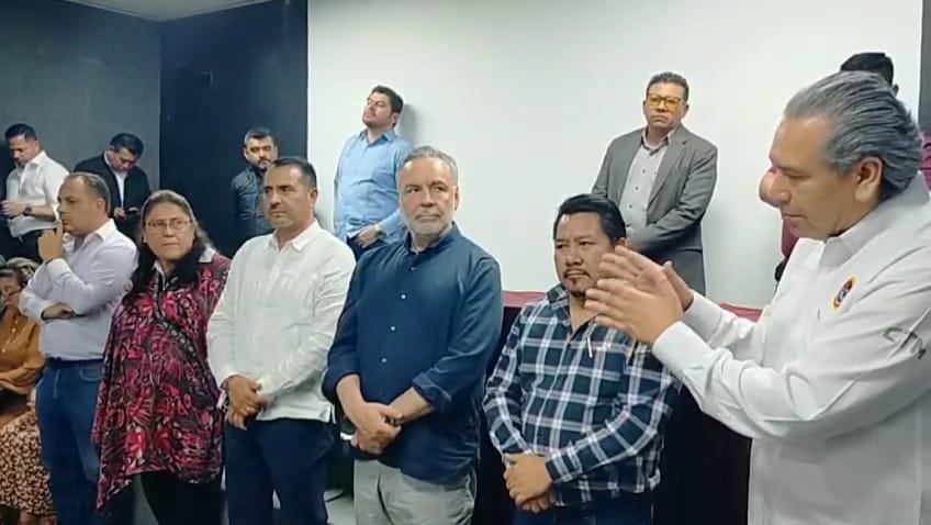 1/2 Encabezados por nuestro Secretario General <a href="/leobardosoto/">Leobardo Soto</a> Lideresas y Líderes sindicales de diferentes ramas industriales; integrantes de <a href="/CTMPuebla/">CTM_FTPuebla</a> nos sumamos a la difusión de la campaña:

CONSTRUYENDO JUSTICIA 

para la renovación del Poder Judicial. Agradeciendo