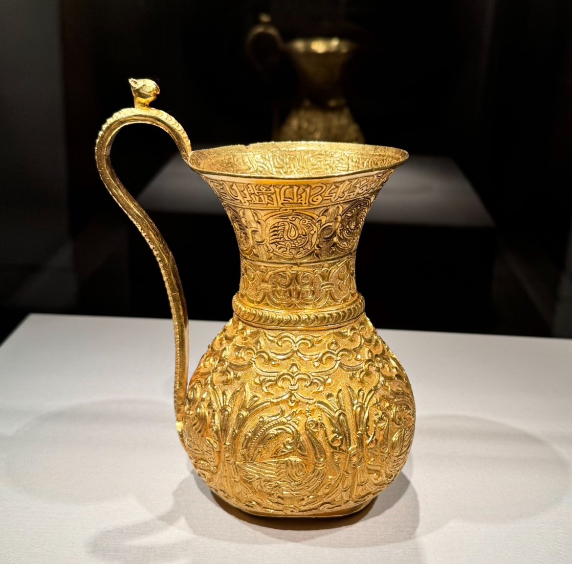 #رشته_توییت 
در ورودی سالن ۲۱ موزه‌ی ملی هنرهای آسیایی در واشنگتن دی‌سی، این جمله جلب توجه میکند: 
Feast Your Eyes:
A Taste for Luxury in Ancient Iran. چشمانتان را با جلوه‌ای از تجمل در ایران باستان سیر کنید (لذت ببرید). 

در این سالن بخشی از زیباترین و بینظیرترین اشیا تاریخی