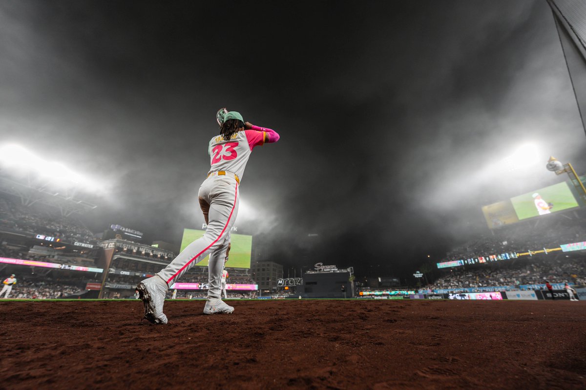Padres's tweet photo. There's something in the fog. https://t.co/6JbUlktHeG