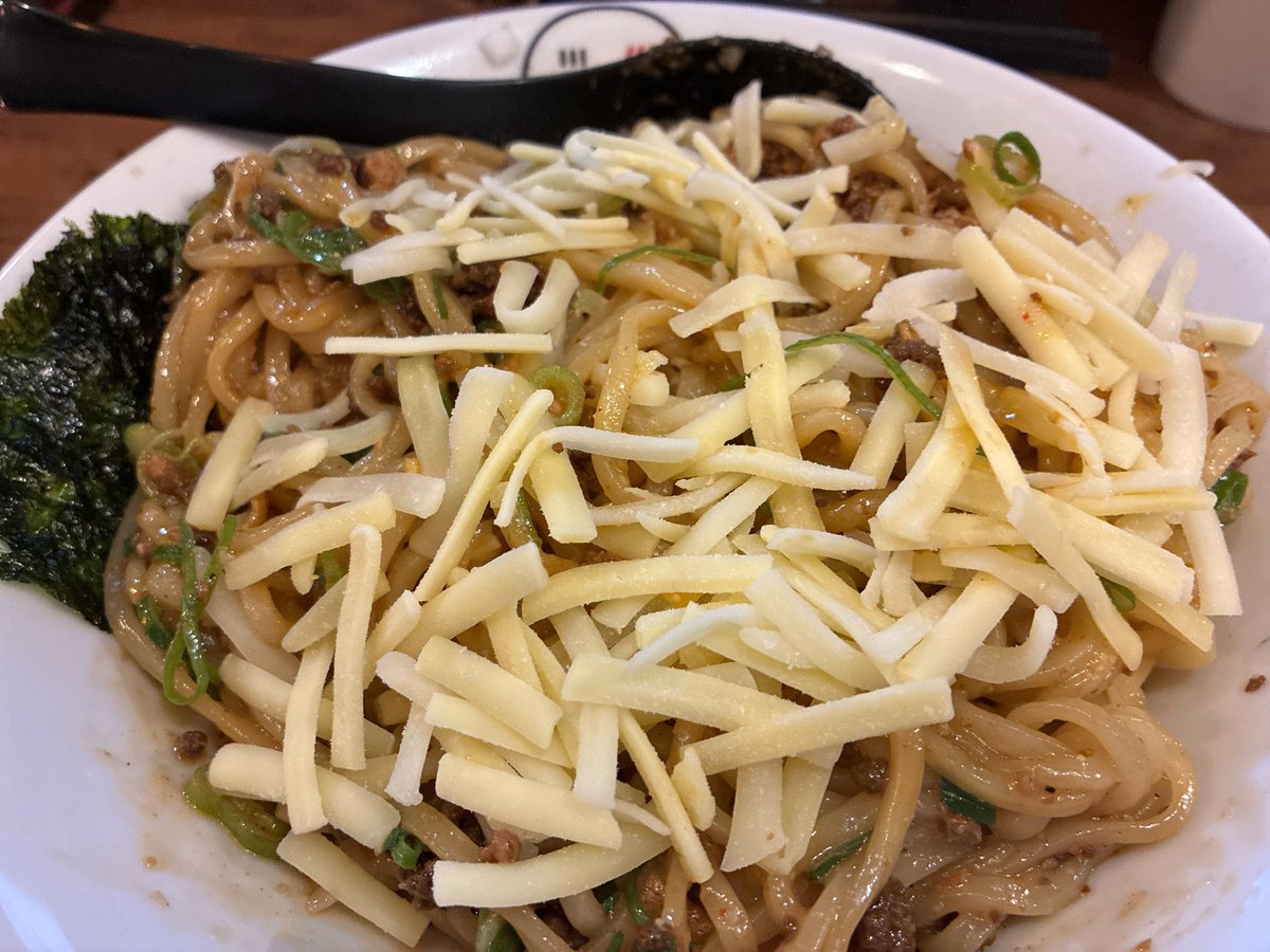 担々麺のはこにて台湾まぜそば300g🇹🇼＋チーズ🧀＋白いごはん🍚
辛さ2、痺れ3で🙋‍♂️

チーズトッピングが大正解🙆めちゃくちゃ美味い😋
次回はチーズマシマシにしようかな🤔