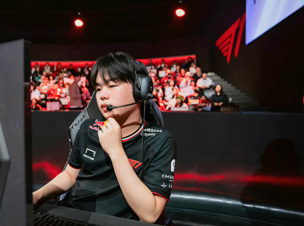 flowersmash06's tweet photo. 내 행운을 모두 네게 줄게🍀 
오늘도 이기자!

#T1WIN #DOFSK #SMASH https://t.co/hSQtk5EVox