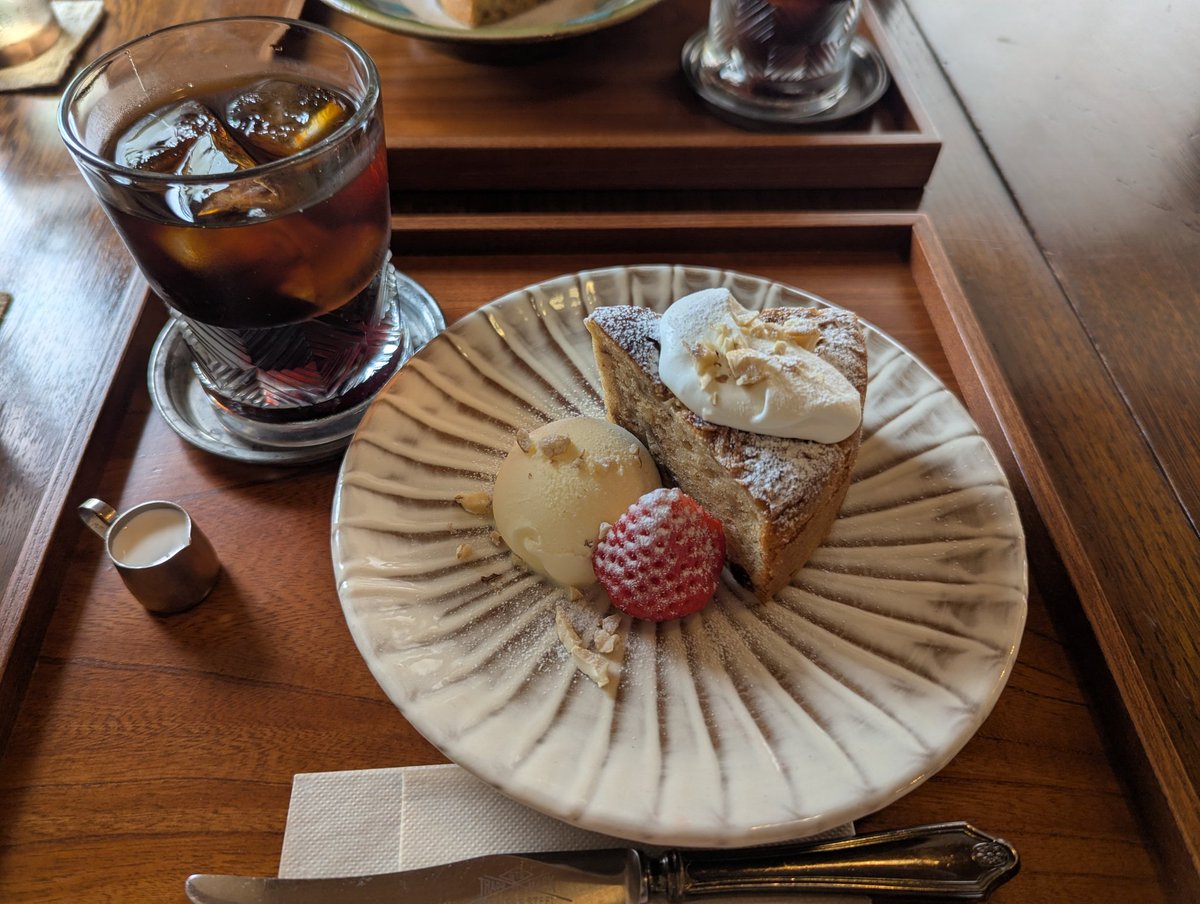 mariaya1103's tweet photo. 【休みの昼ごはん】
＃coln
＃たまにはのんびり
＃古民家リフォーム
古民家をリフォームしてcafeにされたcolnにてランチ。
平屋の店内に高低差を付けて空間を緩やかに仕切りテーブルや椅子も全席異なることで、個室感覚がある。
雨の日は最高に落ち着いてリラックス出来そうな、まさに陰影礼賛の店。 https://t.co/DBZhsovu4r