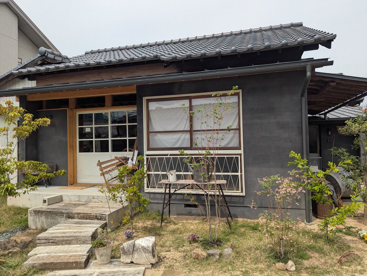 mariaya1103's tweet photo. 【休みの昼ごはん】
＃coln
＃たまにはのんびり
＃古民家リフォーム
古民家をリフォームしてcafeにされたcolnにてランチ。
平屋の店内に高低差を付けて空間を緩やかに仕切りテーブルや椅子も全席異なることで、個室感覚がある。
雨の日は最高に落ち着いてリラックス出来そうな、まさに陰影礼賛の店。 https://t.co/DBZhsovu4r