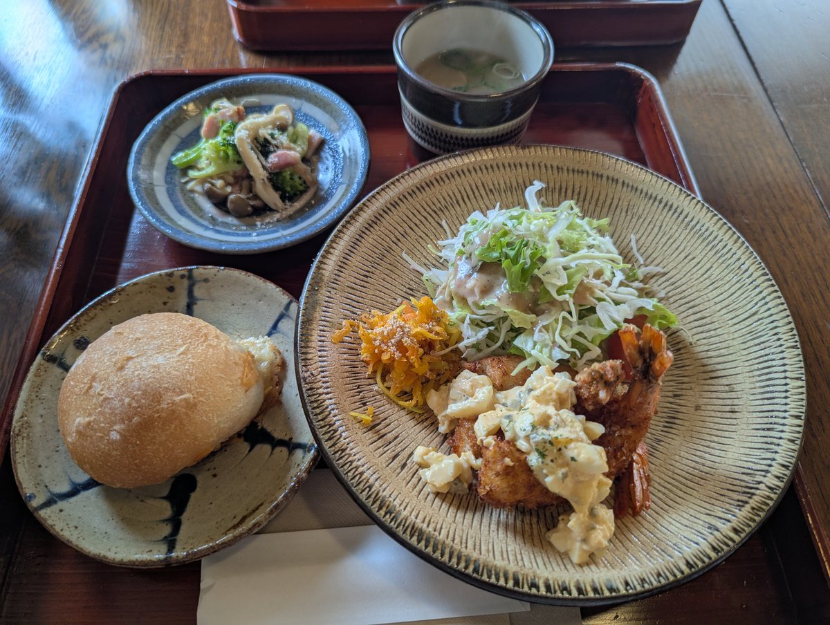 mariaya1103's tweet photo. 【休みの昼ごはん】
＃coln
＃たまにはのんびり
＃古民家リフォーム
古民家をリフォームしてcafeにされたcolnにてランチ。
平屋の店内に高低差を付けて空間を緩やかに仕切りテーブルや椅子も全席異なることで、個室感覚がある。
雨の日は最高に落ち着いてリラックス出来そうな、まさに陰影礼賛の店。 https://t.co/DBZhsovu4r