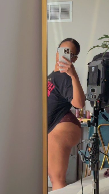 Watch Rhonda - OnlyOneRhonda's leaked NSFW photo on TwXstars