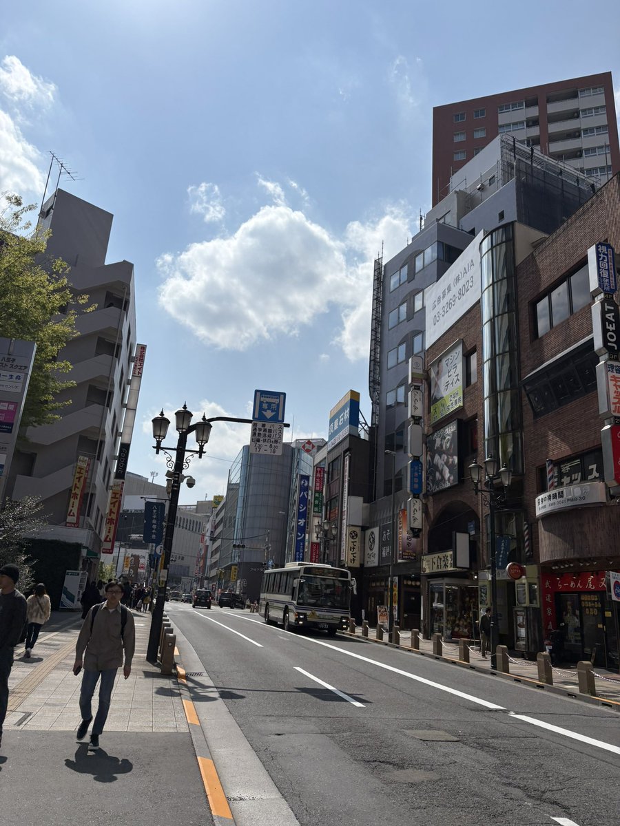 きちゃった〜

私の人生を変えてくれた
推しVoの
聖地
ってか生誕地(๑˃̵ᴗ˂̵)

30年ぐらい前
ここのロータリーに車停めて

球突き行ってたなぁ〜
一人で…