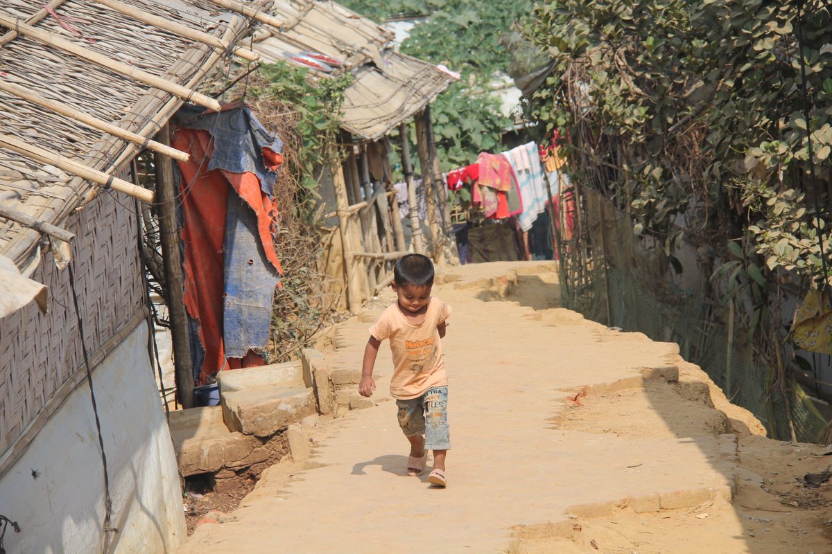 Srphotohub7's tweet photo. A refugee life is not easy to improve life without any accessibility
#srreyes 
#Rohingya 
#savethechildren 
#children 
#savethechildren https://t.co/UGOBEjFeua