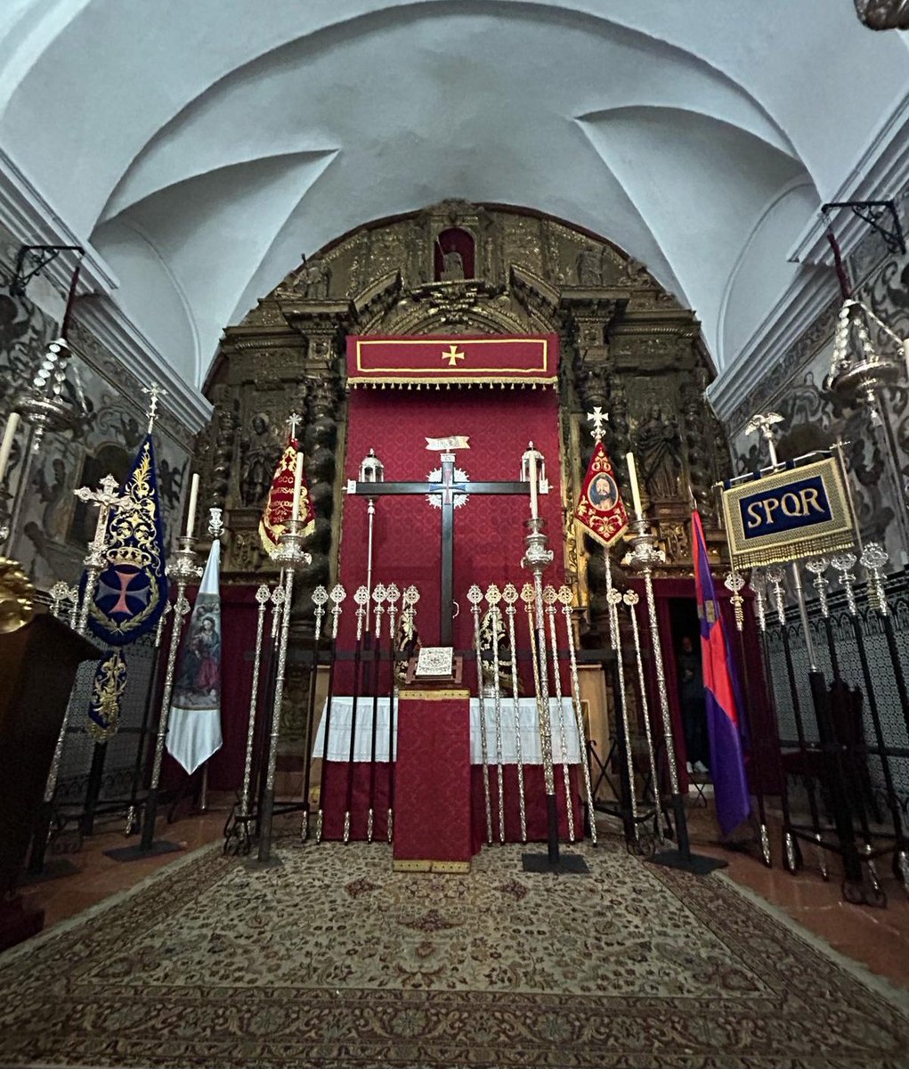 𝐏𝐑𝐈𝐎𝐒𝐓𝐈𝐀. ALTAR DE INSIGNIAS.

Así se encuentra instalado en el altar mayor de la Capilla el altar de insignias preparado para nuestras salidas procesionales.