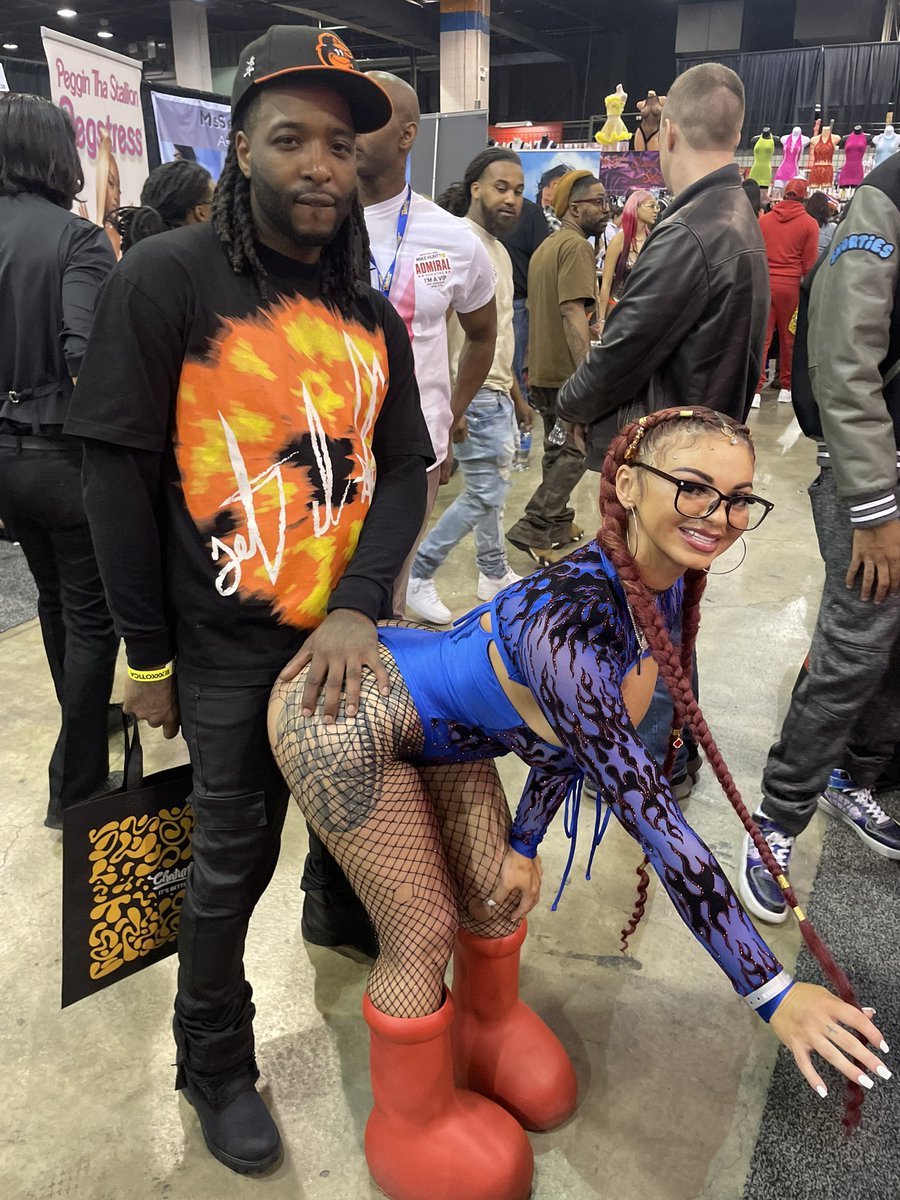 KeepitPlaya438's tweet photo. Seen my Favorite Person @MsTriggaWho  ❤️ @EXXXOTICA #chicago https://t.co/Bz5WKCDsiR