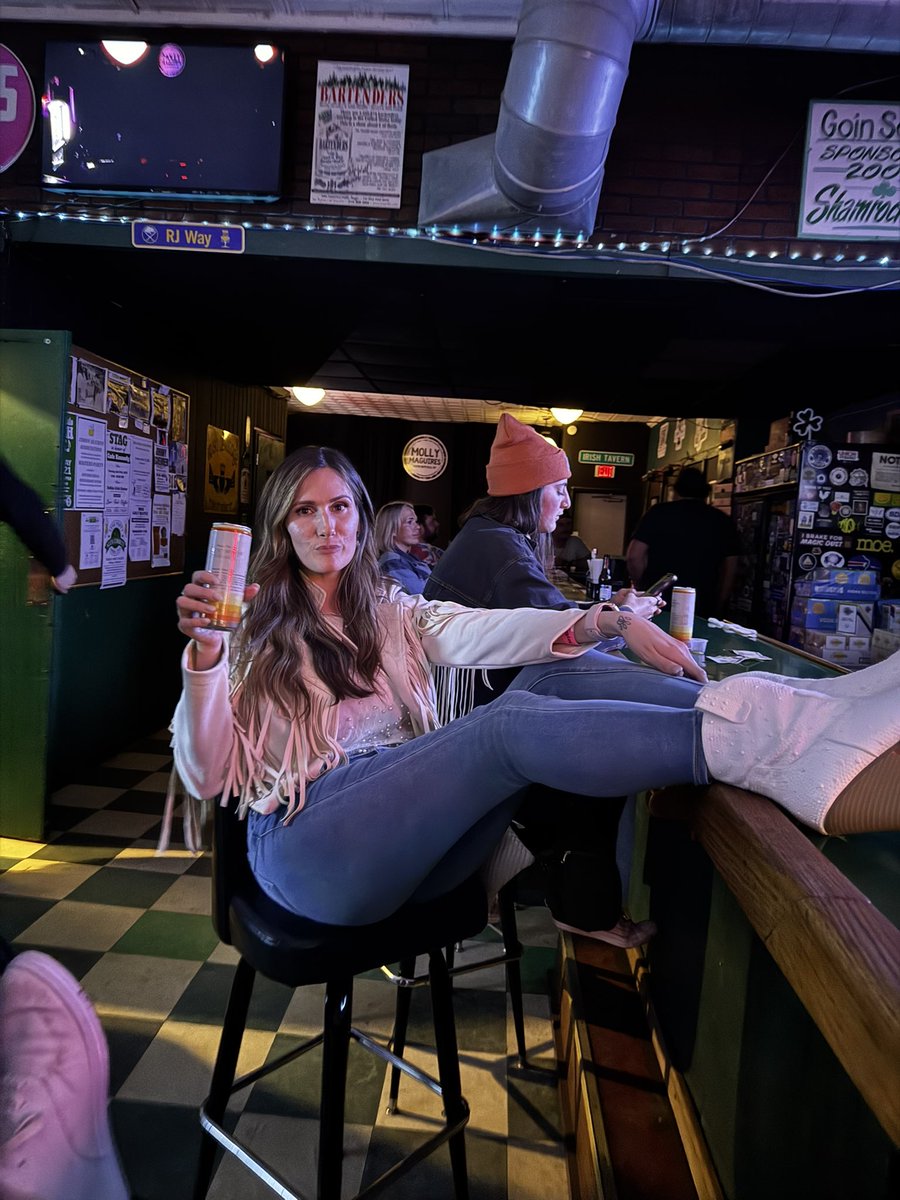 WhoaFelicia's tweet photo. When at Mollys https://t.co/yfGfmTO1WA