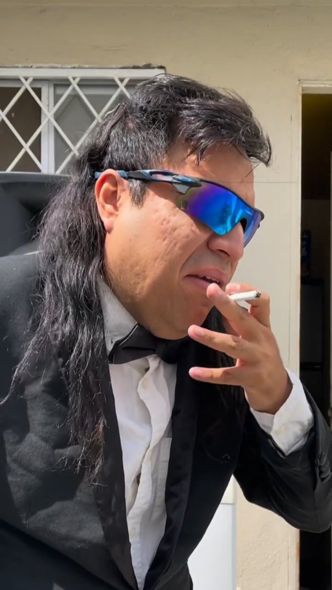 guaperaz's tweet photo. @emiry_junkiie @RedRightHand221 Definitivamente es grupera https://t.co/rAXrPUF3v9