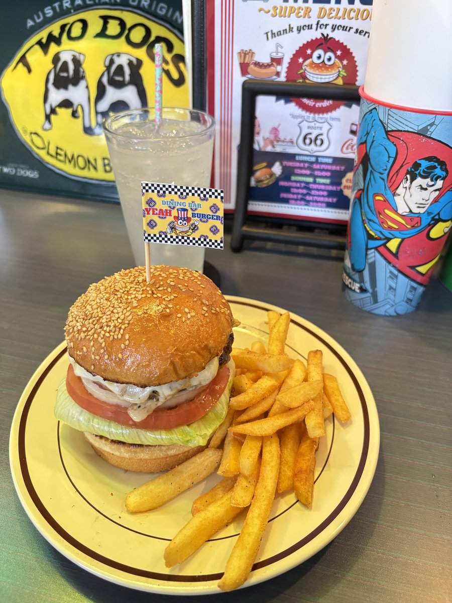 buya_buya59's tweet photo. 鈴虫寺行って
バーガー🍔食べにきた
肉感すごっ！めちゃ美味ー😆✨
相方はYEARバーガー
ワタクシはモッツァレラバーガー
あっさりしたチーズだから
重くなく食べやすい😊
アメリカンな店内が好み🩷のお店でした
#YEAHBURGER https://t.co/vgtl5vGtiT