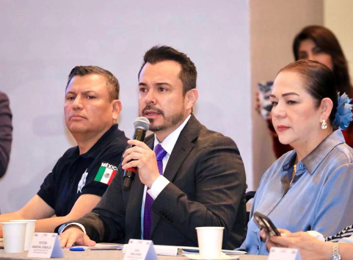 #ÚltimaHora  #GrupoProyecta acuerda con el <a href="/Gob_Puebla/">Gobierno de Puebla</a> presentar opciones de terrenos para el proyecto de viviendas para elementos de Seguridad Pública. Es probable que sean más de dos hectáreas, informó el coordinador de gabinete, José Luis García Parra (<a href="/JLG_PARRA/">José Luis García Parra</a>) quién añadió