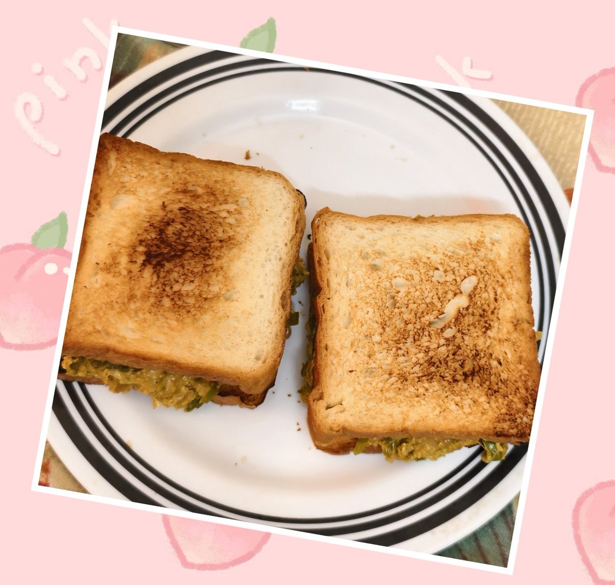 JaN_PhoeniiX's tweet photo. Cheesy Capsicum Egg Toast 😋😋 

#JanCooking https://t.co/3Owp3o2Y7Z