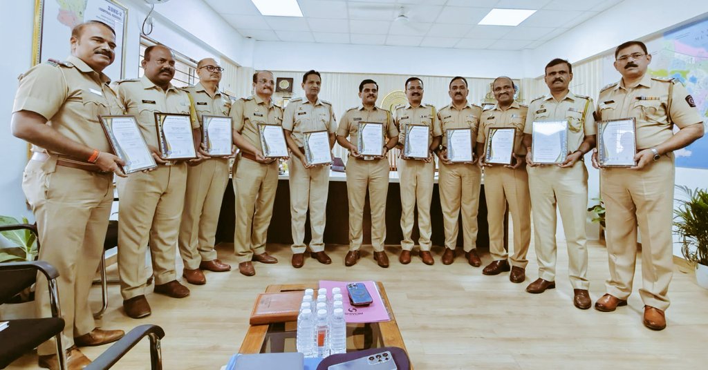 DcpZone5Mumbai's tweet photo. मा. मुख्यमंत्री महोदयांच्या 100 दिवसांच्या कृती आराखड्यात पोलीस उपआयुक्त परिमंडळ 5 व सहाय्यक पोलीस आयुक्त कार्यालये दादर, माहीम, कुर्ला विभाग आणि पोलिस स्टेशन दादर, शिवाजी पार्क, माहीम, शाहू नगर, धारावी, कुर्ला, विनोबा भावे नगर यांना ISO 9001:2015 प्रमाणपत्र प्रदान करण्यात आले. https://t.co/0itlobCbCA