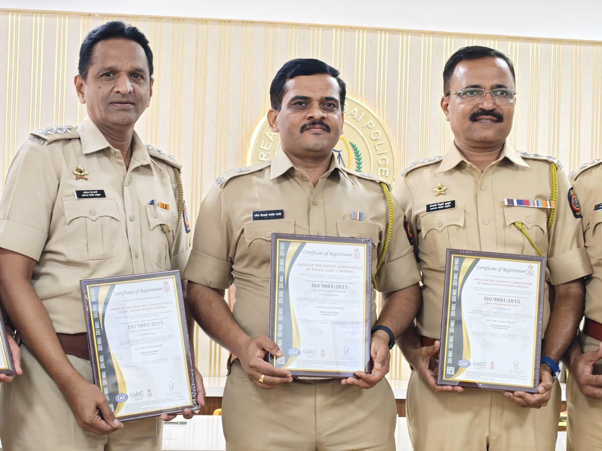 DcpZone5Mumbai's tweet photo. मा. मुख्यमंत्री महोदयांच्या 100 दिवसांच्या कृती आराखड्यात पोलीस उपआयुक्त परिमंडळ 5 व सहाय्यक पोलीस आयुक्त कार्यालये दादर, माहीम, कुर्ला विभाग आणि पोलिस स्टेशन दादर, शिवाजी पार्क, माहीम, शाहू नगर, धारावी, कुर्ला, विनोबा भावे नगर यांना ISO 9001:2015 प्रमाणपत्र प्रदान करण्यात आले. https://t.co/0itlobCbCA