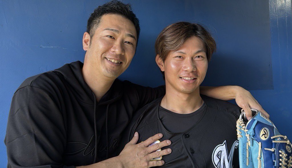 chibalotte_pr's tweet photo. 大阪桐蔭高校からマリーンズ。同じ道を歩む先輩、後輩。
「一番、期待してるよ！」と #西岡剛 さん。
#chibalotte #広報 #藤原恭大 https://t.co/rtWJzv9LEe