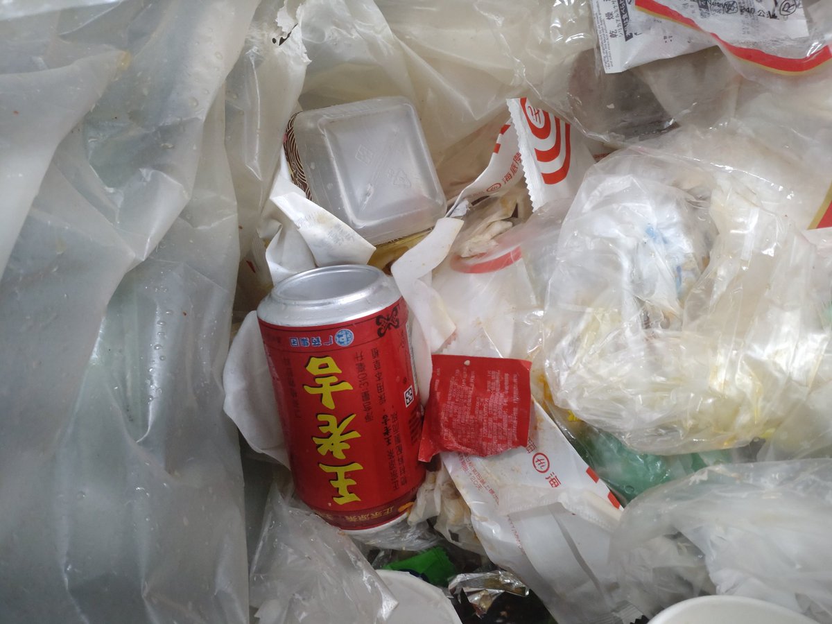 Tsai197910's tweet image. 這家餐廳的垃圾分類不夠細心，需要改進。
#垃圾分類 #Garbageclassification