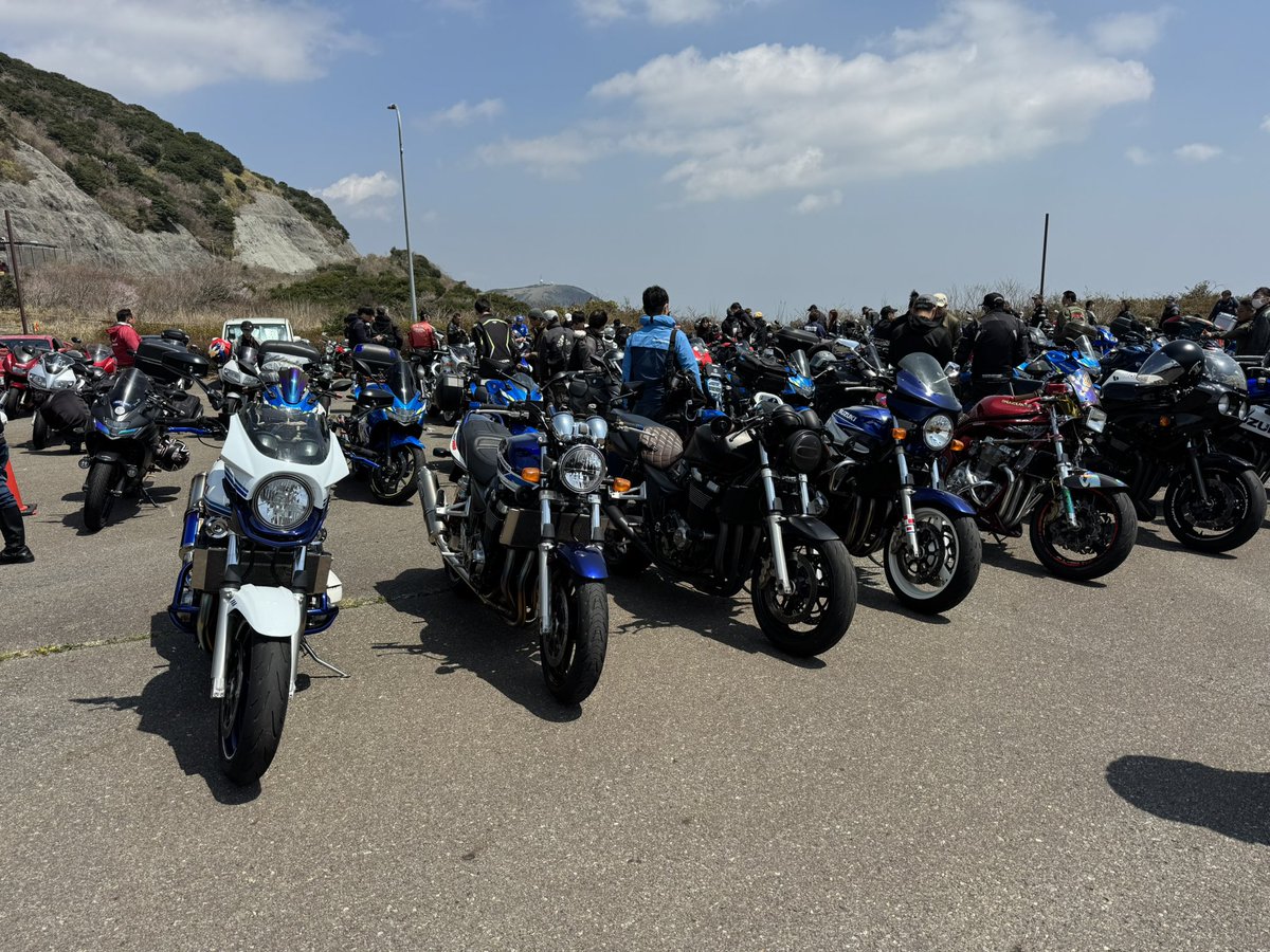 TOHKI8's tweet photo. #SUZUKIZUKIMEETING  で #バイカーズパラダイス南箱根 に行ってきました。400台近くお変態さんが集まってワイワイがやがやしてきました！ https://t.co/5rGWFjAYZI