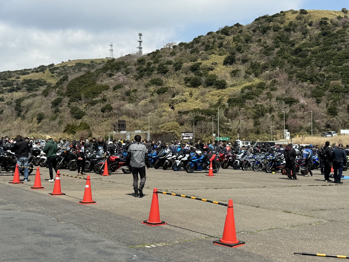 TOHKI8's tweet photo. #SUZUKIZUKIMEETING  で #バイカーズパラダイス南箱根 に行ってきました。400台近くお変態さんが集まってワイワイがやがやしてきました！ https://t.co/5rGWFjAYZI