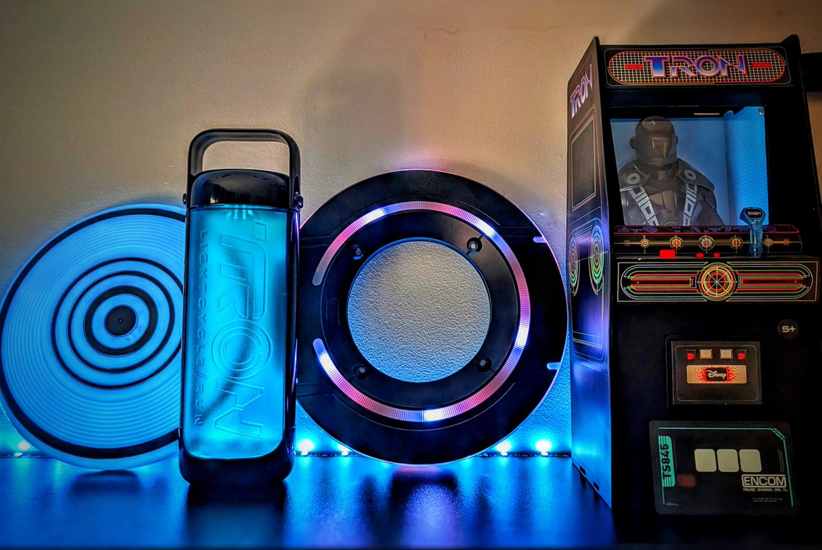 retrofixuk's tweet photo. My little section of Tron is gathering pace! 

One of my favourite films, with an amazing sequel and animated series - can't wait to see what Tron:Ares brings! 

(I really need to print some Light Cycles and a Recognizer to add to this shelf!) https://t.co/G2wkH2lJGa