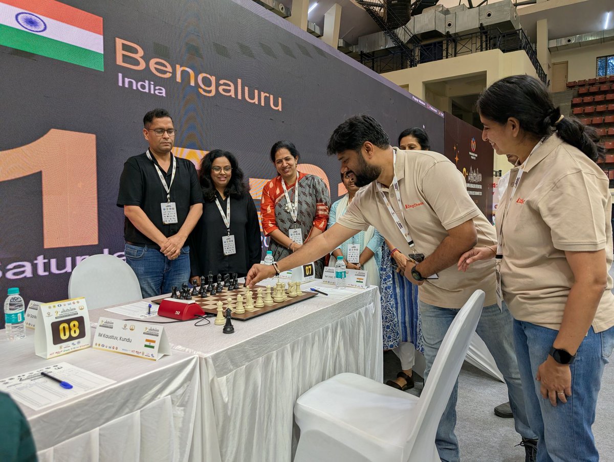 ChessbaseIndia's tweet photo. India's strongest chess couple GM @SriramJha11 and IM Vijayalakshmi Subbaraman (@ChessViji) made the ceremonial first move of Round 4 with ZingChess at 2nd Namma Bengaluru GM 2025

📷Shahid Ahmed