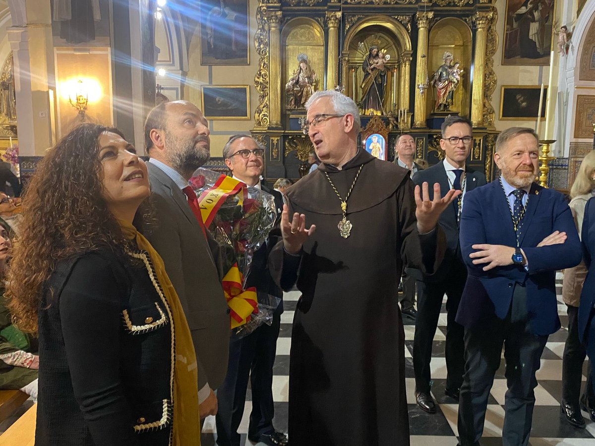 VOX_SevCapital's tweet photo. Visitamos la Agrupación Parroquial del Santísimo Cristo de los Desamparados y María Santísima de la Salud, @apdesamparados, a la que hacemos entrega de una ofrenda floral horas antes de su salida procesional por las calles del centro en este #SabadoDeDolores. https://t.co/OO2gDS3As6