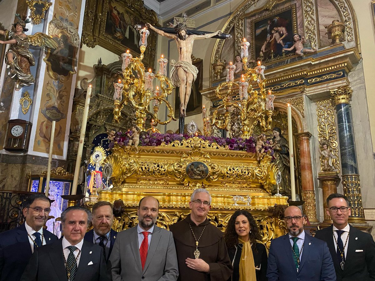 VOX_SevCapital's tweet photo. Visitamos la Agrupación Parroquial del Santísimo Cristo de los Desamparados y María Santísima de la Salud, @apdesamparados, a la que hacemos entrega de una ofrenda floral horas antes de su salida procesional por las calles del centro en este #SabadoDeDolores. https://t.co/OO2gDS3As6