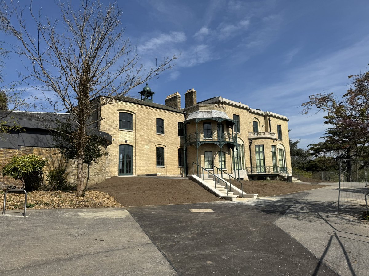 Love the ironwork and clean bricks!

#BrockellPark
#Spring