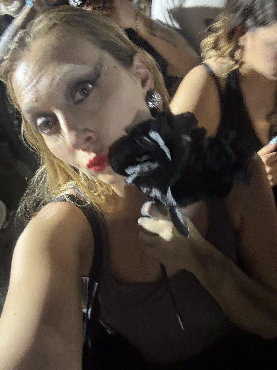 SerenaFosterPop's tweet photo. Thank you @ladygaga for taking the black bouquet of flowers I brought for you, and finishing “Vanish Into You” with them. You made my dreams come true tonight. I love you forever.🖤💐 #Coachella2025 #Coachella #ladygagacoachella #MAYHEMBALL #LADYGAGA https://t.co/riSNHKb34o
