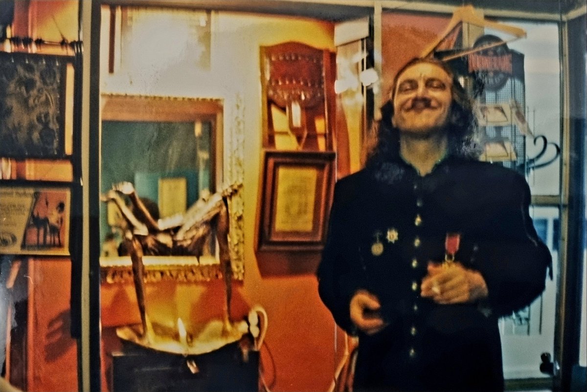 Telefon usilnie przypominam mi zdjęcia legendy bluesa Jana "Kyksa" Skrzeka, więc dzielę się nimi z Wami. Oba wykonane w Szmyrowatej (róg ul. Dworcowej i św. Jana w Katowicach), gdzie grał za "achtelka, oplerka i frelka". Miał tam swój stolik i pianino.