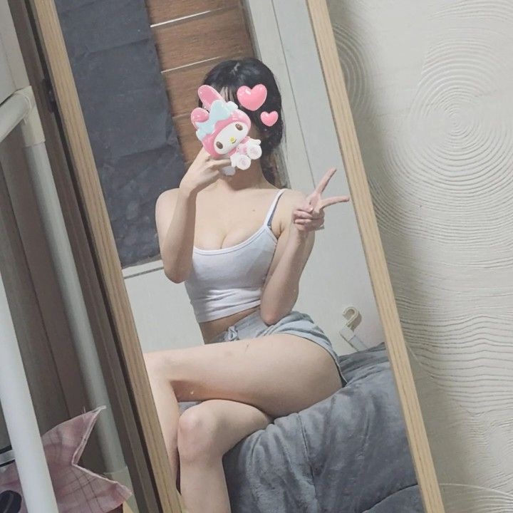 kzm5200's tweet photo. 穿成這樣 要是我在你的身邊你的第一反應會是什麽呢？？ https://t.co/o3127BaVnh
