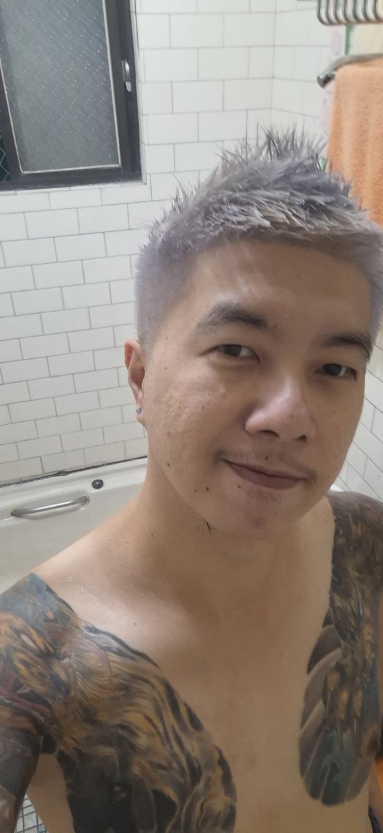 最近私訊被詐騙女生轟炸
目前先把私訊鎖住 😅

久違的漂髮
總共漂了三次
之後再洗灰色的補色洗髮精
出現的灰，真的超愛的

頭髮這次試著把劉海剪更短許多
還不錯看勒 🥰