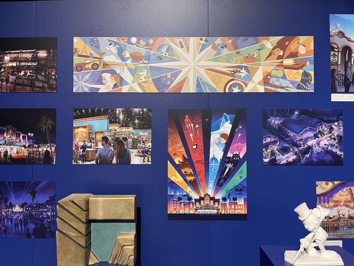 En haut de ce mur, la fresque en train d'être peinte à la sortie de World Premiere ! 

Elle reprend tous les principaux personnages, histoires et aventures que Disney Adevnture World célèbrera dès son ouverture, l'an prochain.