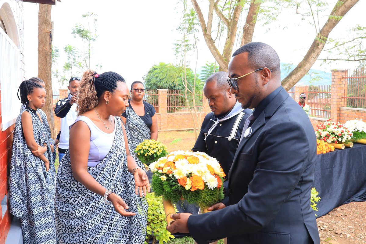 Nyarugenge's tweet photo. #Kwibuka31 mu murenge wa Mageragere: bibanjirijwe no kunamira Abazize Jenoside yakorewe Abatutsi baruhukiye mu rwibutso rwa Butamwa. Ni igikorwa cyitabiriwe na Hon. @ICYITEGETSEVEN1, Umuyobozi Nshingwabikorwa w'Akarere @AlexisIngangare, Abagize Inzego z'Umutekano n'abandi https://t.co/fpHJiiay2q