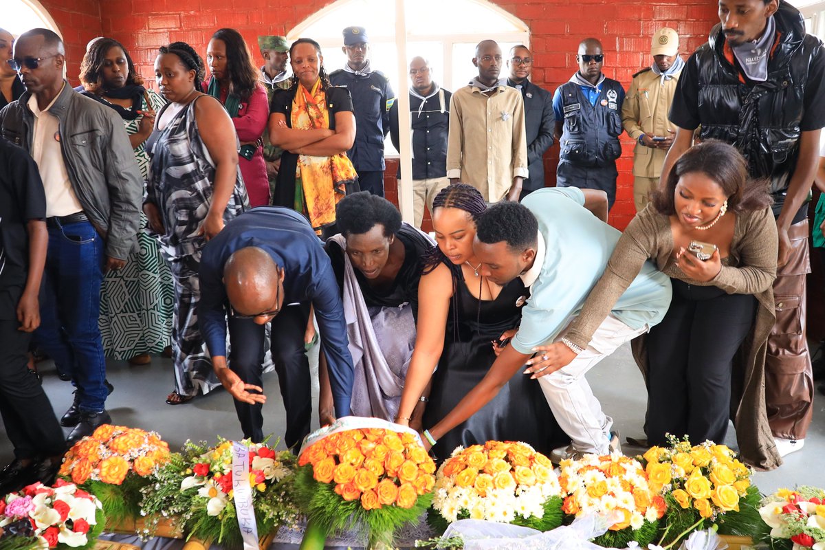 Nyarugenge's tweet photo. #Kwibuka31 mu murenge wa Mageragere: bibanjirijwe no kunamira Abazize Jenoside yakorewe Abatutsi baruhukiye mu rwibutso rwa Butamwa. Ni igikorwa cyitabiriwe na Hon. @ICYITEGETSEVEN1, Umuyobozi Nshingwabikorwa w'Akarere @AlexisIngangare, Abagize Inzego z'Umutekano n'abandi https://t.co/fpHJiiay2q