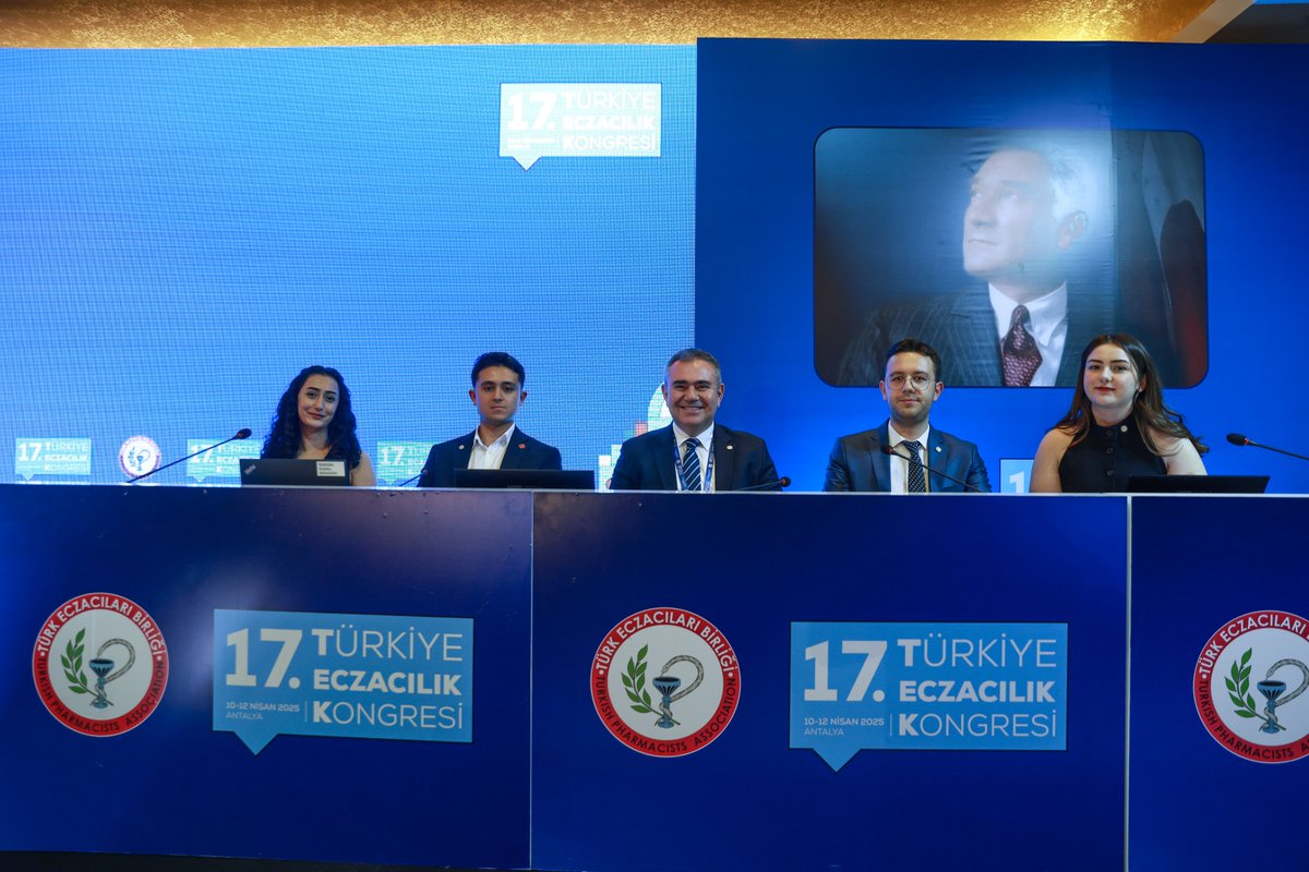 tebkurumsal's tweet photo. 17.Türkiye Eczacılık Kongremizin ikinci günündeki “Türk Eczacıları Birliği Gençlik Komisyonu Açık Mikrofon: Gençlerin Geleceğe Sözü Var!” oturumunda, Türk Eczacıları Birliği Başkanı Ecz. Arman Üney, Türk Eczacıları Birliği Gençlik Komisyonu Fakülte Delegeleri ile bir araya geldi. 

Eczacılık Fakültelerinde öğrenim gören genç meslektaşlarımız, oturum boyunca hem mesleki geleceğe dair fikirlerini paylaştılar hem de Birlik Başkanımız Ecz. Arman Üney’e mesleğimize ilişkin sorularını yönlendirdiler.

Güçlü bir meslek, sağlıklı bir gelecek için hep birlikteyiz!

#TürkiyeEczacılıkKongresi