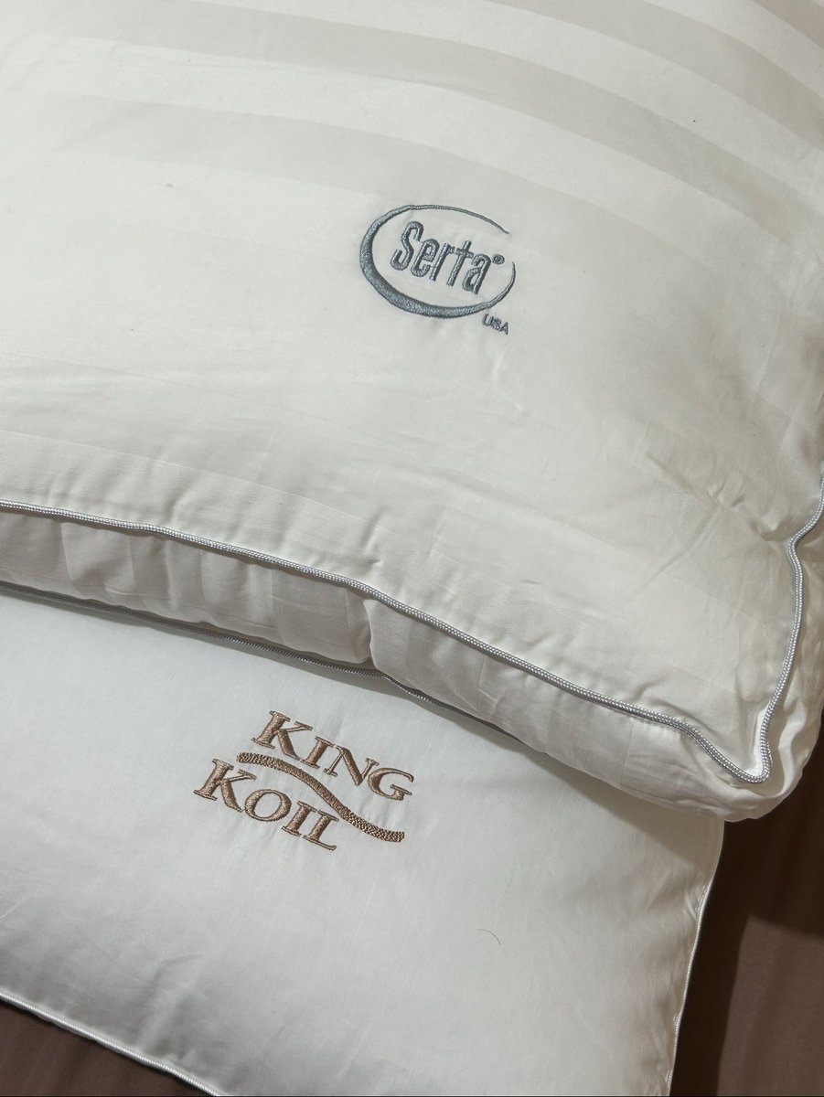 kforkinsley's tweet photo. things i don’t regret buying as adult :

BELI BANTAL KING KOIL &amp; SERTA… gila ni bantal bikin tidur makin pules aja😭 https://t.co/k32gzwU1sy
