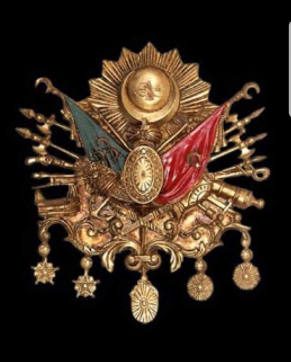 İngiltere'nin yaptırıp
Sultan Abdülmecid'e hediye ettiği bu armayı Osmanlı arması sanıp duvarlara asıp imparatorluk hayalleri kurmak nasıl bir ruh halidir?

Öyle ya? Lozan'ı yenilgi sayan, 
Atatürk’e İngiliz Kemal diyenler
İngiliz armasını da Osmanlı arması sanıp duvara asıyor. +