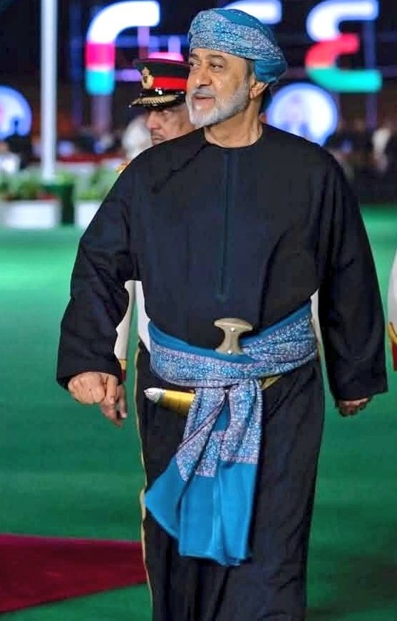 "لقد عرف العالم عمان عبر تاريخها العريق والمشرّف، کیانا حضاريا فاعلا، ومؤثرا في نماء المنطقة وازدهارها، واستتباب الأمن والسلام فيها". 
#هيثم_بن_طارق 
#قلعة_التاريخ
#الحل_في_مسقط