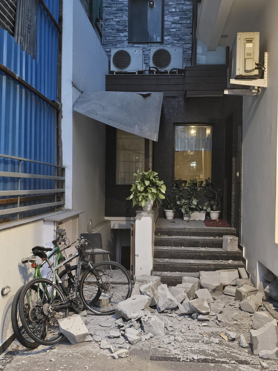 ramanchugh's tweet photo. @DlfFloors please follow guidelines of construction of your own projects. Yesterday my guard could have been killed by negligence by your team. No safety net/scaffolding done. Risking lives.  @gurgaonpolice @gurgaon_live @TOIGurgaon @HTGurgaon @rajeshkalra @OfficialGMDA https://t.co/ajGF8DhThD