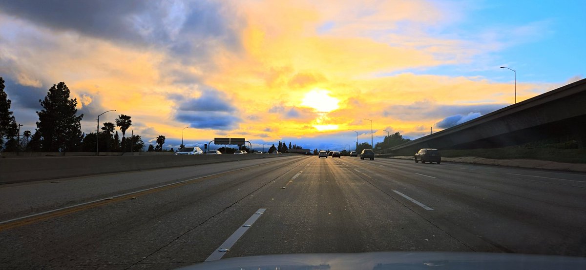 PbbMarcos's tweet photo. The most beautiful time of the day!
#LASunset https://t.co/6YO4JwN9BQ