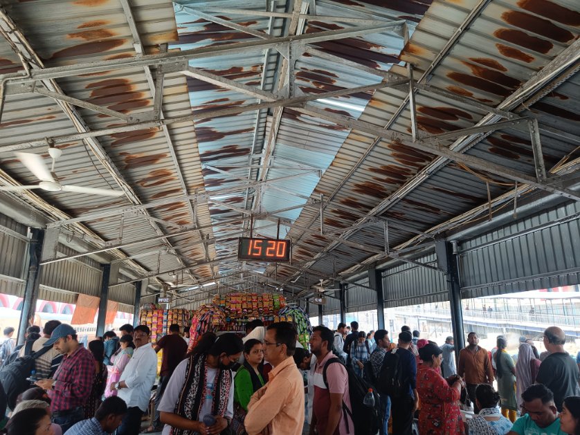 ashish2baranwal's tweet photo. No coach information at platform. https://t.co/klNVBTbvwV